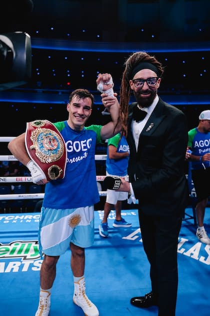 Alan Cháves y su celebración con el cinturón latino ligero OMB