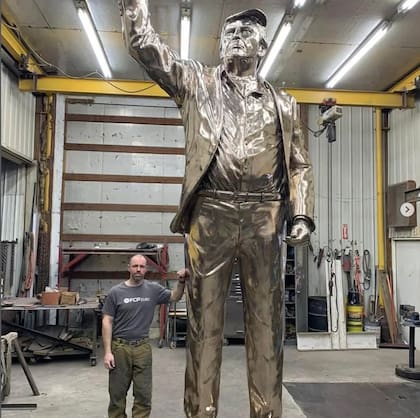 Alan Cottrill fue el encargado de esculpir la estatua dorada del presidente Trump que diseñó en Zanesville, (Instagram/@alanbcottrill)
