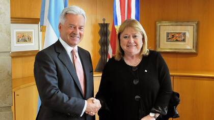 Alan Duncan junto a Susana Malcorra