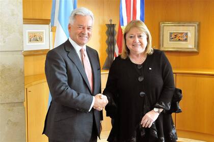 Alan Duncan y Susana Malcorra, ayer, tras la reunión en Buenos Aires