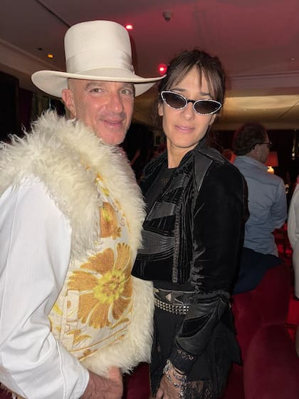 Alan Faena, con su clásico "uniforme" blanco de pies a cabeza, y Concepción Cochrane Blaquier.