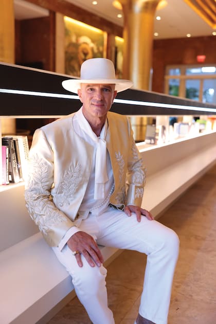 Alan Faena junto a la biblioteca de madera y acero con la que el empresario también festeja el décimo aniversario de su emprendimiento, Faena Art de Miami Beach