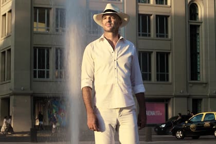 Alan Faena vestido de blanco caminando por Puerto Madero