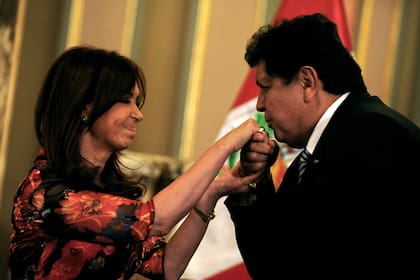 Alan García con Cristina Kirchner, en 2010, en Lima