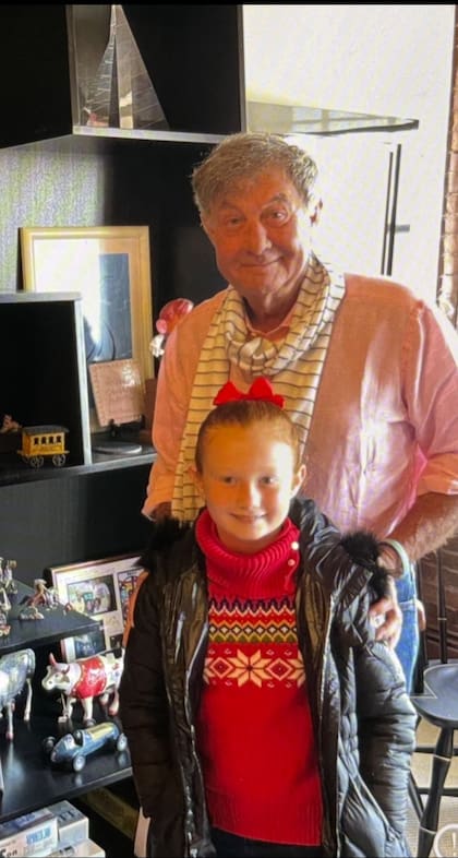 Alan Hassenfeld junto a Nicole, la hija de Natalia Denegri. A través de su fundación, el empresario impulsó una compleja misión solidaria para asistir a venezolanos afectados por la escasez de alimentos y medicamentos