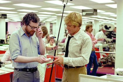 El director Alan J. Pakula y Robert Redford durante el rodaje de Todos los hombres del presidente