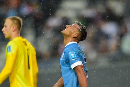 Alan Matturro se lamenta tras la derrota de Uruguay ante Inglaterra, en la segunda fecha del grupo E del Mundial Sub 20.