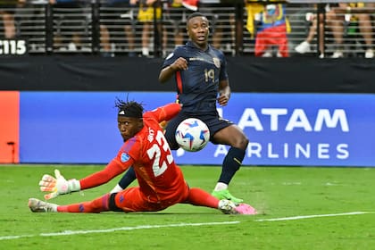Alan Minda, delantero de Ecuador, marca un gol ante Jamaica, por la actual Copa América 2024