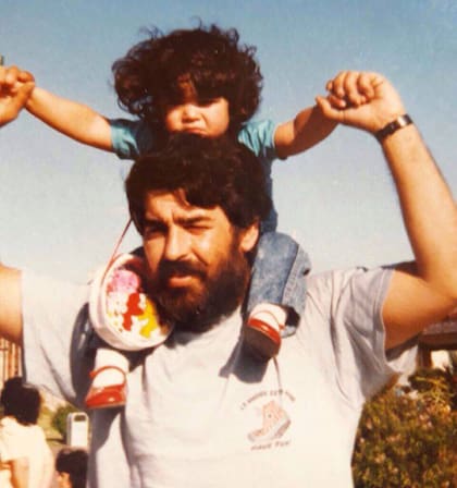 Alan Otto Prietto, de pequeñx, en hombros de su padre