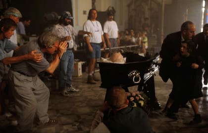 Alan Parker ensaya una toma durante el rodaje de Evita, en el santuario de Uribelarrea.