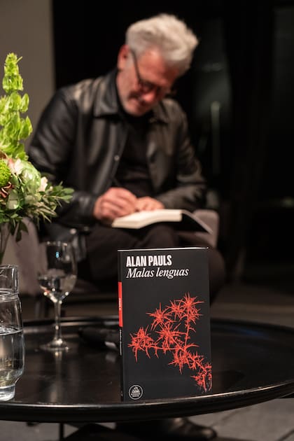 Alan Pauls presentó "Malas lenguas" ($34.999, Penguin Random House) en MALBA; luego firmó ejemplares del público