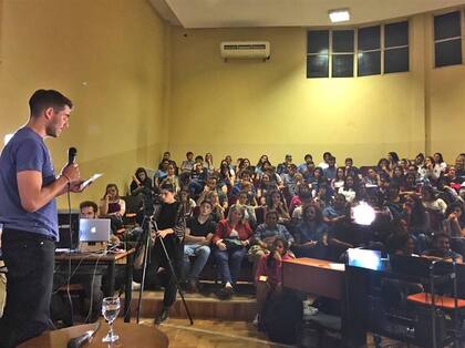 Alan Rozental, frente a sus compañeros