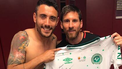 Alan Ruschel con Messi en el vestuario