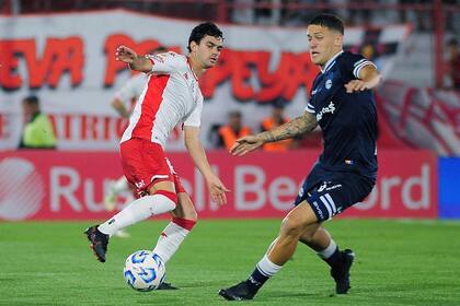 Alan Soñora amaga y pierde la pelota