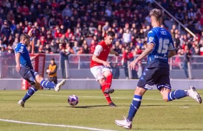 Alan Soñora y el zurdazo que finalizará en el 1-0 de Independiente ante Vélez, en Avellaneda