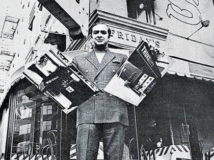 Alan Stillman, el creador de Friday's, se encuentra frente a su bar de solteros original en Manhattan en 1965. (Vía Friday's Facebook)