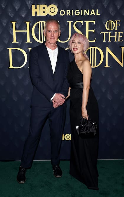 Alan Taylor, el director de la serie, junto a su pareja. Ambos eligieron un look sobrio para la alfombra roja de la premiere de la segunda temporada