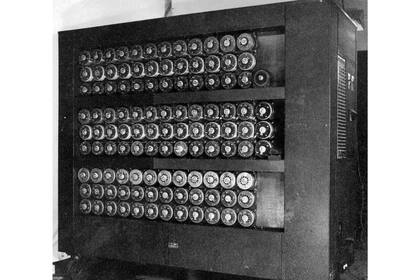 Alan Turing diseñó el bombe, un dispositivo empleado por Reino Unido para descodificar los mensajes cifrados por la máquina alemana Enigma durante la Segunda Guerra Mundial