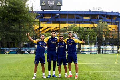 Alan Varela, Agustín Rossi y Lisandro López posan junto a Carlos Tevez en la vuelta del capitán a las prácticas de Boca después de ocho días.