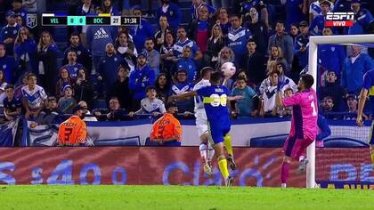 Alan Varela comete burdamente una mano en su área tras un cabezazo de Agustín Bouzat; Agustín Rossi resolverá la situación con una atajada repentina; ¿y el VAR?