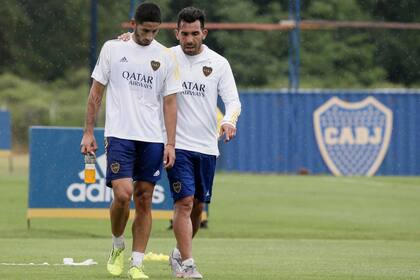 Alan Varela, uno de las grandes apuestas, escuchando atentamente a Carlos Tevez