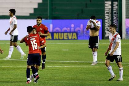 Soñora abraza a Velasco, autor de los dos goles de Indepemdiente; Álvarez y Paulo Díaz se lamentan