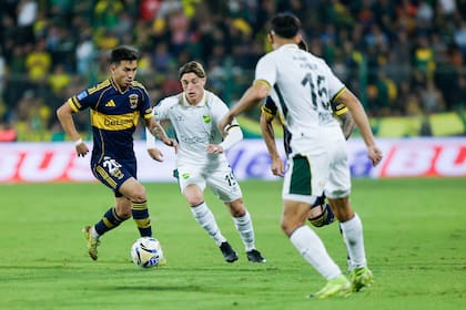 Alan Velasco maniobra entre Santiago Sosa y Ayrton Portillo; el número 20 tuvo, quizás, su mejor desempeño en Boca, gol incluido.