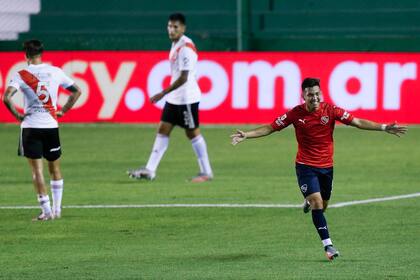 Alan Velasco festeja su segundo gol frente a River. El juvenil de los Rojos fue la figura del partido junto con el arquero uruguayo Sebastián Sosa.