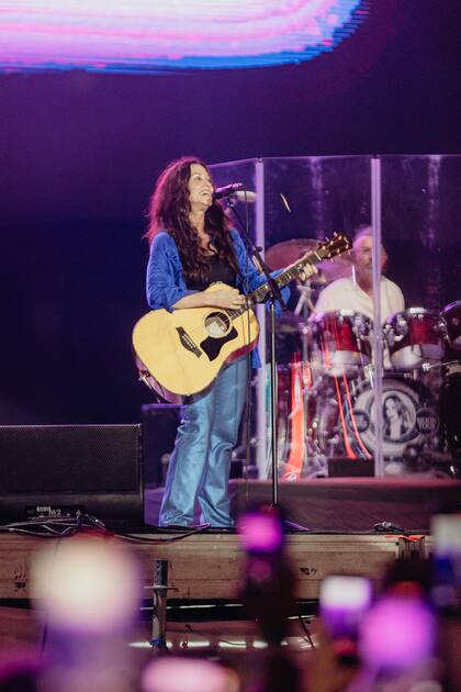 La veta social y política de su arte estuvo presente ya desde el principio, con textos impregnados en la pantalla: “Más de 120 millones de mujeres alrededor del mundo han experimentado violencia sexual. Cada 10 minutos una adolescente muere como resultado de violencia”