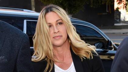 Alanis Morissette, al entrar a los tribunales de Los Angeles