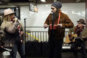 Alanis Morissette y Jimmy Fallon cantaron de incógnito en el subte de Nueva York