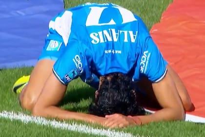 Alanís no lo puede creer: tuvo el gol de la victoria para Estudiantes de Río Cuarto ante Aldosivi en Mar del Plata y le erró al arco