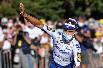 Julian Alaphilippe, uno de los franceses más destacados del Tour, con tapabocas; contagios en el Giro de Italia convencieron a los organizadores de la carrera máxima de volver a las restricciones.