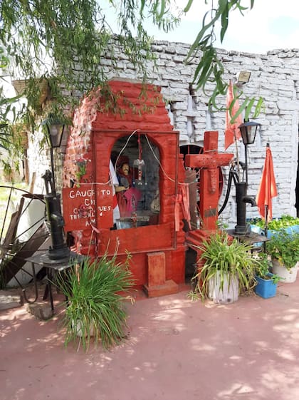 Alar del Gauchito Gil en el pueblo vecino de Bocayuva