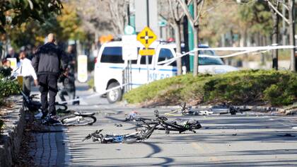 El atacante entro en la senda de ciclistas y luego de atropellar matar, chocó, bajó de su camión y huyó, poco después fue herido y detenido por la policía