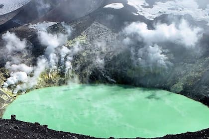 Alarma en Mendoza por la reactivación del volcán Tupungatito en la frontera con Chile