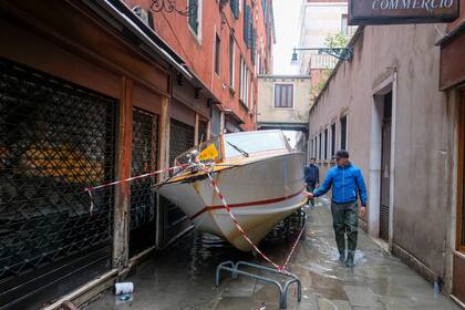 Un bote fuera del agua en una angosta calle de Venecia.