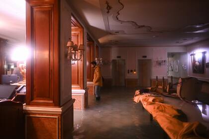 Un hombre observa los destrozos en el Palacio Gritti