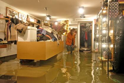 Un negocio de ropa totalmente inundado.