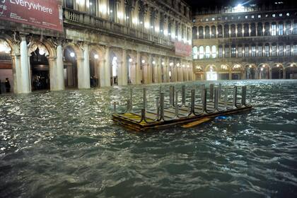 La inundación fue tan alta que las habituales pasarelas que se utilizan para caminar por la ciudad flotaban en el agua, se pudieron volver a utilizar una vez que el agua comenzó a bajar.