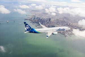 Pese a los incidentes, Alaska Airlines fue elegida la aerolínea número uno de EE.UU.: qué la destaca