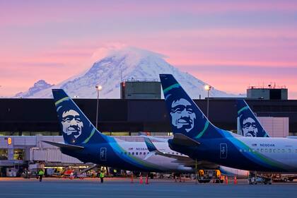 Alaska Airlines se fusionó con Hawaiian Airlines en lo que fue una de las fusiones más grandes que se vieron durante los últimos años (AP Foto/Ted S. Warren, Archivo)