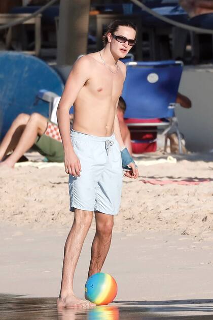 Alastair (19), hijo de
Penny y la estrella de rock, se
divirtió jugando a la pelota en el
mar con sus hermanos.