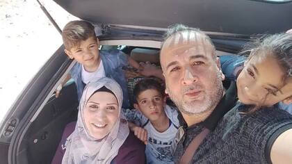 Alathamna, su esposa, Noha, y sus cinco hijos fueron desplazados 10 veces en los últimos 22 meses