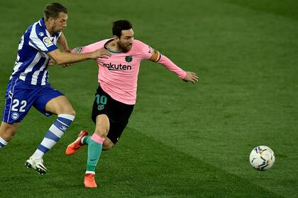 Messi soportó una marca pegajosa en el primer tiempo; Lejeune lo agarra de la camiseta