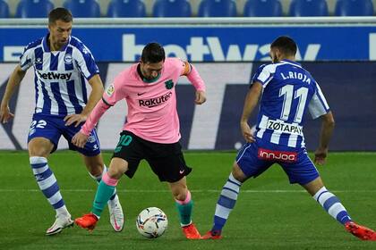 Messi maniobra entre dos jugadores de Alavés