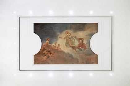 "Alba" (Amanecer), uno de los frescos que pueden contemplarse en el nuevo Apple Store del Palazzo Marignoli de Roma, pintado a principios del siglo XX por el pintor Fabio Cipolla