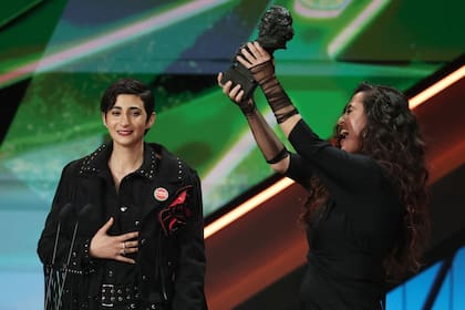 Alba Flores y Silvia Pérez Cruz reciben el premio por mejor canción