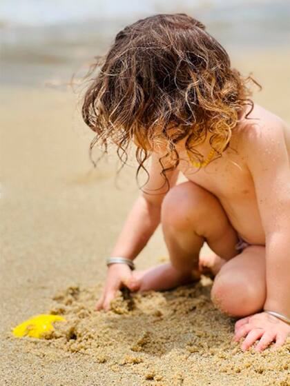 Alba jugando con la arena, en Buzios