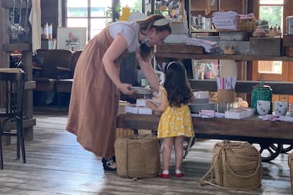 Alba, la creadora de Rogelia, y su hija en el restaurante